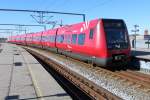 DSB S-Bahn Kopenhagen Linie E (SA 8176 + SB 8376 + SC 8676 + SD 8876 + SD 9876 + SC 9676 + SB 9376 + SA 9176, Alstom-LHB 2003) S-Bahnhof Ny Ellebjerg (zweite Ebene) am 12. März 2015. - Der Zug fährt in Richtung Køge. 