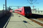 DSB S-Bahn Kopenhagen Linie A (SA 8103) S-Bahnhof Ny Ellebjerg (zweite Ebene) am 12. März 2015. - Der Zug fährt nach Hillerød über København H / Kopenhagen Hbf, Hellerup, Lyngby und Holte.