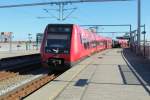 DSB S-Bahn Kopenhagen Linie E (SA 9154) S-Bahnhof Ny Ellebjerg (zweite Ebene) am 12. März 2015. - Der Zug fährt nach Holte über København H / Kopenhagen Hbf, Hellerup und Lyngby.