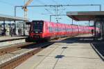 DSB S-Bahn Kopenhagen Linie E (SA 9149) S-Bahnhof Ny Ellebjerg (zweite Ebene) am 12. März 2015. - Der Zug fährt nach Køge. - Von 1972 bis 2007 gab es an der Strasse Ellebjergvej den S-Bahnhof Ellebjerg. Dieser Bahnhof wurde in Verbindung mit der Verlängerung der S-Bahnlinie F von der provisorischen S-Bf Ny Ellebjerg bis zum permanenten S-Bf gleichen Namens im Jahre 2007 geschlossen. Der fahrgastunfreundliche Bahnhof Ny (: neu) Ellebjerg liegt in zwei Ebenen: im  Erdgeschoss  halten die Züge der Linie F (Endstation der Linie) und im  ersten Stock  / auf der  zweiten Ebene  (auf einem Bahndamm) halten die Züge der Linien A und E. Die Verbindung zwischen den beiden Teilen bestehen aus Aufzügen und unpraktichen, engen Aussentreppen aus Metall samt relativ langen Gehwegen. Die Entfernung zu wesentlichen Wohngebieten ist sehr weit.  