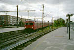 DSB S-Bahn Kopenhagen: Ein Zug der Linie C erreicht am 9. September 2006 den Bahnhof Valby. - Scan eines Farbnegativs. Film: Kodak FB 200-6. Kamera: Leica C2.