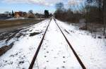 Die Eisenbahn vom Bahnhof Woyens (Vojens) nach Fliegerhorst Hadersleben (Skrydstrup) wurde von der deutschen Besatzungsmacht während des 2. Weltkrieges angelegt. Aufnahmedatum: 4. März 2013.