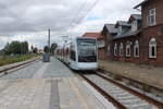 Aarhus Letbane Linie 1: Der Triebwagen 2201-2101 verlässt am Nachmittag des 2. Juli 2019 die Endstation Grenaa in Richtung Aarhus H. - Auf der Linie 1 (Aarhus H - Østbanetorvet - Lystrup - Hornslet - Ryomgård - Grenaa) fahren die Züge z.Z. im Einstundentakt zwischen Aarhus H und Grenaa, während es jede halbe Stunde einen Zug bis Ryomgård gibt. - Rechts im Bild sieht man das ehemalige DSB-Bahnhofsgebäude.