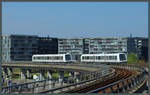 Zwei Metro-Züge begegnen sich auf der Hochbahnstrecke unweit der IT-Universität Kopenhagen.