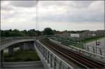 Linie M1, Universitetet. Blick von der Station  Universitetet  in Richtung Sundby. Die Metrotrasse ist hier wieder aufgeständert und macht eine Kurve nach Westen. 

23.8.2006 (M)