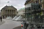 Die unterirdischen Metrostation (hier Kongen Nytorv) in der Innenstadt prägen auch oberirdisch das Stadtbild. Meist sind es die kleinen Glaspyramiden, die das Tageslicht in die Stationen holen. Der Aufzug führt im direkt von der Oberfläche bis zum Bahnsteig (man muss also nicht  umsteigen ). Bei den tiefen Stationen gibt es zudem in der Regel nur einen Treppenabgang von der Oberläche zum Zwischengeschoß, hier recht erkennbar die Brüstung des Abganges. Fahrradverkehr spielt in Kopenhagen aufgrund der ebenen Topographie eine große Rolle. 

23.8.2006 (M)