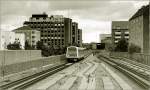 Etwas Verkehrsgeschichte von Kopenhagen: 

Auf dieser Trasse fuhr früher die S-Bahn und zwar war sie Teil der Ringbahnen bzw. Frederiksbahnen. Die Strecke von Hellerup nach Frederiksberg wurde 1934 eröffnet und berührte nicht die Innenstadt von Kopenhagen. Am heutigen Endbahnhof Vanløse der Metro mussten die Bahnen Kopf machen um dann auf der heute von der Metro bedienten Strecke den Kopfbahnhof Frederiksberg zu erreichen. Es wurde früher auch angedacht die S-Bahn ab dort unterirdisch weiter bis ins Zentrum Kopenhagens und darüber hinaus zu verlängern, aber letzlich wurde dann die Metro auf dieser Relation gebaut und sinnvollerweise der Abschnitt Vanløse - Frediksberg auf dieses Verkehrsmittel umgestellt. Die Ring-S-Bahnstrecke konnte dadurch ab dem neuen Umsteigebahnhof Flinholm weiter nach Süden entlang vorhandener Bahntrassen verlängert werden. 

Ganz im Hintergrund der Aufnahme kann noch die Tunnelrampe erkannt werden, ein Teil der früheren S-Bahntrasse wurde dort einer oberirdischen, städtischen Nutzung zugeführt. Die Bahnhöfe Solbjerg und Frederiksberg liegen also im Bereich der frühern Trasse schon unterirdisch. Die Aufnahme entstand am Bahnhof Lindevang mit Blickrichtung Innenstadt. 

23.8.2006 (M)