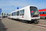 Der Aussteller ANSELDOBREDA zeigt auf der InnoTrans am 28.09.2014 in Berlin einen führerlosen Triebzug für die U-Bahn in Kopenhagen.

Die 3-teiligen Wagen sind 39 m lang und haben 94 Sitz- und 294 Stehplätze.
Durch die komplette Aluminium-Bauweise wiegen sie nur 52 t, ihre Höchstgeschwindigkeit beträgt 80 km/h.

