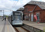Odder: Aarhus Letbane Linie 2 (Variobahn 1109-1209) Bahnhof Odder am 2. Juli 2019. - Bis 2008 fuhren zwischen Århus und Odder die Züge der Hads-Ning-Herreders-Jernbane (HHJ), auch Odderbanen genannt. 2008 übernahm das Verkehrsunternehmen Midttrafik, das auch die Lemvigbanen umfasste, die Leitung des Bahnverkehrs. In den Jahren 2012 - 2016 versah die DSB die Verkehrsaufgaben zwischen Odder und Grenå über Aarhus H mit neuen Desiro-Triebzügen. - Ab dem 27. August 2016 gab es zwischen Odder und Århus keine Bahnbedienung, da die Bahnstrecke in eine RegioTramlinie umgebaut werden sollte. - Die umgebaute Bahnstrecke konnte erst nach langwierigen Zulassungsverfahren am 25. August 2018 eröffnet werden. Auf der 26,5 km langen Letbane-Strecke Aarhus H - Viby J. - Mårslet - Malling - Odder fahren jetzt moderne Straßenbahnfahrzeuge des Typs Stadler Variobahn. Die in Berlin-Pankow hergestellten Tw sind 32 m lang und fassen 216 Fahrgäste; die Höchstgeschwindigkeit beträgt 80 Stundenkilometer. Die Aarhus Letbane besitzt 14 Fahrzeuge dieses Typs. - Das ehemalige HHJ-Bahnhofsgebäude sieht man im rechten Teil des Bildes.  