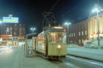 Århus / Aarhus Århus Sporveje (ÅS) SL 1 (Tw 5) Banegårdspladsen / Århus H (: Aarhus Hbf) am 6. November 1971, dem letzten Betriebstag der beiden Straßenbahnlinien der ÅS. - Rechts im Bild sieht man einen Teil des Empfanggebäudes des Hauptbahnhofs mit dem DSB-Flügelrad. - Vorm Eingang zum Hbf steht ein Wurstwagen; im heutigen Stadtbild der größeren dänischen Städten gibt es zwar noch Wurstwagen, damals gab es sie aber in weit größeren Mengen. - Scan eines Farbnegativs. Film: Kodak Kodacolor X. Kamera: Kodak Retina Automatic II. 