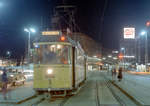 Århus / Aarhus Århus Sporveje (ÅS) SL 1 (Tw 5) Banegårdspladsen / Århus H (: Aarhus Hbf) am 7. November 1971 (kurz nach Mitternacht in der Nacht zwischen dem 6. und dem 7. November). - Scan eines Farbnegativs. Film: Kodak Kodacolor X. Kamera: Kodak Retina Automatic II.