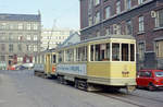 København / Kopenhagen Københavns Sporveje SL 2 (E-Zug): Eines Morgens im September 1968 warten der Tw 513 und der Bw 1554 auf die Rückfahrt in Richtung Sundbyvester Plads auf der Insel Amager. Aufnahmeort: Frederiksberg, Holger Danskes Vej. - Vom Stadtzentrum kommende E-Züge und verspätete Planzüge der SL 2 konnten über die Straßen Ærøvej, Holger Danskes Vej und Nordre Fasanvej wenden, damit sie schneller wieder in Richtung Stadtzentrum, Christianshavn und Amager fahren konnten. Die nächste Wendemöglichkeit war erst die Wendeschleife in Brønshøj (am Brønshøj Torv, wo die SL 2 ihre Endstation hatte).