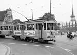 København / Kopenhagen Københavns Sporveje SL 10 (Tw 532 + Bw 1536) København K (Stadtmitte), Holmens Bro / Christiansborg Slotsplads im September 1968. - Links (hinter dem Bw) sieht man einen kleinen Teil der Holmens Kirke; im Hintergrund rechts lässt sich ein Teil der Kopenhagener Börse sehen. - Scan von einem S/W-Negativ. Film: Ilford FP3. 