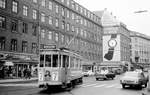 København / Kopenhagen Københavns Sporveje (KS) SL 7 (Großraumtriebwagen 617) Nørrebro, Nørrebrogade / Hyltebro im September 1968. - Der Tw biegt in die kurze Straße Hyltebro ein, um die Endstation der SL 7 am S-Bf Nørrebro zu erreichen. An Sonn- und Feiertagen samt an Werktagen und Samstagen außerhalb der HVZ (die HV gab's damals auch an Samstagvormittagen!) hatte die SL 7 eine relative kurze Linienführung zwischen Kongens Nytorv im Stadtzentrum und Nørrebro Station (= S-Bf Nørrebro). In der HVZ fuhr diese Straßenbahnlinie weiter nach Husum als  Verstärkerlinie  der SL 5. - Der Tw 617, der ursprünglich die Nr. 555 hatte, wurde 1934 von der NESA (Nordsjællands Elektricitets- og Sporvejs A/S) übernommen. Bei der NESA bekam der Tw die Nr. 929. Als die Straßenbahnlinien der NESA 1952-53 aufgegeben wurden, kam der Tw an die KS zurück und bekam dann die Nr. 617. Dieser Großraum-/Drehgestelltriebwagen befindet sich heute in der Sammlung des Dänischen Straßenbahnmuseums (Sporvejsmuseet Skjoldenæsholm). Um die Entwicklung der Straßenbahnen in  Großkopenhagen  deutlicher zu machen, hat das Museum den Triebwagen in seinem NESA-Zustand als 929 wieder entstehen lassen. Dadurch können die Besucher des Museums diesen harmonischen, formschönen Triebwagen in seinem ursprünglichen, noch schöneren Zustand sehen. - Scan von einem S/W-Negativ. Film: Ilford FP3.