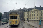 København / Kopenhagen Københavns Sporveje (KS) SL 6 (Tw 472+ Bw 1054) Stadtzentrum, Kongens Nytorv am 6. Oktober 1968. - Das Foto entstand während einer Sonderfahrt. - Die beiden Wagen sind heute Museumsstücke im Dänischen Straßenbahnmuseum (Sporvejsmuseet Skjoldenæsholm). - Im Hintergrund links liegt Schloss Charlottenborg, ein Gebäude im niederländischen Barockstil aus den Jahren 1672 bis 1677, das Mitte des 18. Jahrhunderts Sitz der Akademiet for de skønne Kunster (: der Dänischen Kunstakademie) wurde. Das Gebaüde rechts, Harsdorffs Hus, wurde um 1800 vom Architekten C.F. Harsdorff im klassizistischen Stil gebaut. - Scan von einem Farbnegativ. Film: Kodak Kodacolor X. 