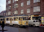 København / Kopenhagen Københavns Sporveje SL 10 (Tw 552 + Bw 1536) Valby, Toftegårds Plads am 11. Oktober 1968. - Scan eines Farbnegativs. Film: Kodak Kodacolor X.