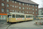 København / Kopenhagen Københavns Sporveje SL 16 (DÜWAG-GT6 822) København SV, Kongens Enghave, Mozarts Plads am 12. Oktober 1968. - Der 12. Oktober 1968 war der letzte Tag mit Straßenbahnbetrieb zum Mozarts Plads; ab 13. Oktober sollte die SL 16 stattdessen zum Toftegårds Plads im Stadtteil Valby fahren, um die zum Betriebsschluss des 12. Oktober einzustellende SL 10 zwischen Enghave Plads (København V, Vesterbro) und Toftegårds Plads zu ersetzen. - Scan eines Farbnegativs. Film: Kodak Kodacolor X.