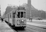 København / Kopenhagen Københavns Sporveje SL 6 (Tw 574 + Bw 15xx) København V, Rådhuspladsen (: Rathausplatz) am 26. Februar 1969. - Scan eines S/W-Negativs. Film: Agfa L ISS.