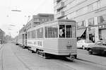 København / Kopenhagen Københavns Sporveje SL 2 (Bw 1553 + Tw der Serie 501-617) København K, Christianshavn, Torvegade / Christianshavns Torv (torv: Markt) im April 1969. - Zu der Zeit warben viele Straßenbahnen für die Gewerkschaft für Handels- und Büroangestellte (HK). - Scan eines S/W-Negativs. Film: Ilford FP4.