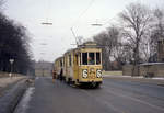 København / Kopenhagen Københavns Sporveje SL 6 (Tw 563 + Bw 15xx) Valby, Valby Langgade / Søndermarken. -  Søndermarken  (links) ist ein Park, der den Charakter eines Waldes hat; er wurde 1731-1740 angelegt. Der Park gehört zur Frederiksberger Kommune, die wie eine Insel, die von allen Seiten von der Kopenhagener Kommune umgeben wird, liegt. Die Valby Langgade liegt im Stadtteil Valby und gehört zur Kopenhagener Kommune. - Scan eines Farbnegativs. Film: Kodak Kodacolor X. 