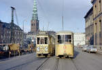København / Kopenhagen Københavns Sporveje SL 6 (Tw 592) / SL 2 (DÜWAG-GT6 866) København K, Stadtzentrum, Slotsholmen, Vindebrogade am 10.