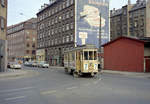 København / Kopenhagen Københavns Sporveje SL 7 (Tw 603) København N, Nørrebro, Hyltebro / Lundtoftegade am 16. März 1969. - Der Zug wird in einer Minute die Endhaltestelle Nørrebro Station erreichen. - Was zu der Zeit noch üblich im Stadtbild war, sieht man hinter der Straßenbahn: Eine Giebelwandwerbung. - Die abgelichtete Reklame warb für den Hafnia-Skinken. Die dänische Konservenfabrik Hafnia (: Kopenhagen (latein)) verkaufte damals ihre Konservenbüchsen mit Schinken in mehr als 100 Staaten. - Scan eines Farbnegativs. Film: Kodak Kodacolor X.