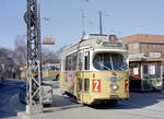 København / Kopenhagen Københavns Sporveje SL 2 (DÜWAG-GT6 900) København S, Sundbyvester, Sundbyvester Plads am 17. März 1969. - Am Sundbyvester Plads gab es eine Umsteigemöglichkeit in die Buslinien, die die Stadtgebiete / Städte (u.a. Kastrup und Dragør) auf der Insel Amager außerhalb des Liniennetzes der Kopenhagener Straßenbahnen bedienten. - Auf und an Haltestellenhäuschen gab es auch Reklamen. Auf dem Bild sieht man rechts eine Werbung der Reederei DFDS, die damals auch Fährlinien zwischen Kopenhagen und den großen Städten Aarhus und Aalborg in Jütland betrieb. - Scan eines Farbnegativs. Film: Kodak Kodacolor X. 