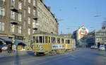 København / Kopenhagen Københavns Sporveje SL 6 (Tw 574 + Bw 15xx) Valby Langgade / Horsekildevej am 26. März 1969. - Damals hätte man Schwierigkeiten damit gehabt, sich die Straßen ohne die vielen kleinen Spezialläden, z.B. ein Feinkostgeschäft (dä: charcuteri),  vorzustellen. Es gibt natürlich noch welche (u.a. Blumengeschäfte, Obst- und Gemüseläden, Schokoladen- und Süßwarengeschäfte, Metzgerläden, Käseläden, Fischhändler), aber in vielen Fällen weniger als früher. - Die Wandgiebel im Hintergrund warb zu der Zeit für den dänischen Farbenhersteller Dyrup. - Scan eines Farbnegativs. Film: Kodak Kodacolor X.