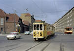 København / Kopenhagen Københavns Sporveje SL 5 (Tw 611 + Bw 15xx) København NV, Frederikssundsvej / Hulgårdsvej / Tomsgårdsvej am 1. April 1969. - Im Zielfilm gab es außer der weißen  Grundfarbe  mit schwarzem Text (für die  ständigen  Endstellen ) auch eine rote  Grundfarbe , die zeigen sollte, dass der Zug entweder abgekürzt oder verlängert fuhr oder auf dem Weg zum Betriebshof war. Der abgelichtete Zug hatte das Ziel  Nørrebro Remise  (: Straßenbahnbetriebsbahnhof Nørrebro). - Scan eines Farbnegativs. Film: Kodak Kodacolor X.