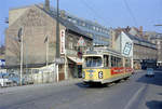 København / Kopenhagen Københavns Sporveje SL 6 (DÜWAG-GT6 808) Valby, Valby Langgade / Lillegade am 6. April (Ostersonntag) 1969. - In diesem Teil von Valby, dem alten Valby, befindet sich u.a. die älteste Filmgesellschaft der Welt, Nordisk Film. Für diese Filmgesellschaft arbeiteten die genialen Filmmacher Erik Balling und Henning Bahs, die die bekannten  Olsen-Bande -Filme schufen. Sehr viele Szenen dieser Filme wurden in Valby, sowohl in den Studios als auch in den naheliegenden Straßen aufgenommen. Der erste  Olsen-Bande -Film hatte 1968 Premiere. - Anlässlich des 50jährigen Jubiläums gibt es bis zum 16. Dezember 2018 in den Filmstudios auf dem Mosedalsvej in Valby eine Sonderausstellung über die Filme. - Scan eines Farbnegativs. Film: Kodak Kodacolor X. 