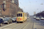 København / Kopenhagen Københavns Sporveje SL 2 (Tw 522) København V, Stadtzentrum, H.C. Andersens Boulevard / Rådhuspladsen / Vesterbrogade am 23. April 1969. -  Das kleine Schild im Fenster des Triebwagens sollte den an den Haltestellen wartenden Fahrgästen erzählen, die Straßenbahn sei auf den letzten Platz besetzt. - Links sieht man einen Teil des Kopenhagener Rathauses. Was man nicht sehen kann, ist eine Statue vom dänischen Märchendichter Hans Christian Andersen - diese Statue befindet sich (hinter der Tw) zur linken Seite des Boulevards. - Auf der rechten Seite befindet sich hinter den Bäumen der bekannte Kopenhagener Vergnügungspark  Tivoli . - Scan eines Farbnegativs. Film: Kodak Kodacolor X.