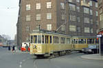 København / Kopenhagen Københavns Sporveje SL 16 (Tw 529 + Bw 1523) Valby, Sibbernsvej / Toftegårds Plads am 23. April 1969. - Zum damaligen Stadtbild gehörten nicht nur die Straßenbahnen, sondern z.B. auch die vielen Wurstwagen, von denen einer an der Straßenecke zu sehen ist. - Scan eines Farbnegativs. Film: Kodak Kocaclor X.