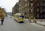 København / Kopenhagen Københavns Sporveje SL 6 (DÜWAG/Kiepe-GT6 811) København K, Zentrum, Store Kongensgade / Nyboder / Jens Kofods Gade am 26.April 1969, dem letzten Betriebstag der Linie. - Links im Bild ahnt man die Häuser der historischen Siedlung  Nyboder . Die ersten 20 Häuser dieser Siedlung, die für die Angestellten der dänischen Kriegsflotte bestimmt war, wurden 1631 errichtet. Der damalige König, Christian IV, war der Initiator. - Scan eines Farbnegativs. Film: Kodak Kodacolor X.