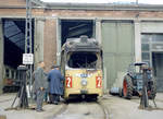 København / Kopenhagen Københavns Sporveje: Im Straßenbahnbetriebsbahnhof Sundby brannte der DÜWAG/Kiepe-GT6 841 am 22. Mai 1969 wegen Unvorsichtigkeit während Reparaturarbeiten völlig aus. - Der Text  Cykling i remisen forbudt  (siehe das Schild links) erzählt, dass das Radfahren im Betriebshof (hier ist die Wagenhalle gemeint) verboten ist. - Scan eines Farbnegativs. Film: Kodak Kodacolor X.