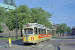 København / Kopenhagen Københavns Sporveje SL 2. - Am Morgen des Pfingstmontags, des 26. Mai 1969, konnte ich den DÜWAG-GT6 846 knipsen, als er den Christiansborg Slotsplads verlassend in die Børsgade hineinfuhr. - Es war noch früher Morgen an diesem zweiten Pfingstfeiertag, deshalb gab es nur wenig Verkehr. - Im Christiansborg Slot, dem Gebäude links, befindet sich das Folketing, das dänische Parlament. - Das Reiterstandbild hinter der Straßenbahn stellt den reitenden König Frederik VII (1808 - 1863, König 1848 - 1863) vor. Frederik VII, dessen Wahlspruch  Folkets Kærlighed, min Styrke , d.h.  Die Liebe des Volkes, meine Stärke  war, wurde der  Vater  der dänischen Verfassung vom 5. Juni 1849. Das Standbild stammt aus dem Jahre 1873. - Hinter dem Standbild sieht man die Schlosskirche, Christiansborg Slotskirke. - Scan eines Farbnegativs. Film: Kodak Kodacolor X.