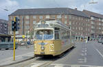 København / Kopenhagen Københavns Sporveje SL 16 (DÜWAG/Kiepe-GT6 879) Valby, Toftegårds Plads im Juni 1969. - Scan eines Farbnegativs. Film: Kodak Kodacolor X.