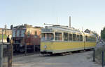 København / Kopenhagen København Sporveje (KS): Der DÜWAG/Kiepe-GT 813 hält am 17. September 1969 auf einem Verbindungsgleis zwischen dem Straßenbahnnetz der KS und dem Eisenbahnnetz der DSB am DSB-Bahnhof København L. Der GT6 wartet auf den Transport zum Kopenhagener Freihafen über die DSB-Gleise. - In der zweiten hälfte des Jahres 1969 wurden die DÜWAG/Kiepe-GT6 801-840 und 842-851 aus dem Kopenhagener Straßenbahnbetrieb gezogen und nach Ägypten verschifft. Die Verschiffung geschah vom Freihafen. - Links vom Straßenbahnfahrzeug sieht man den DSB-Triebwagen MO 1810 am Bahnsteig des Bahnhofs København L. Die DSB-Züge, die damals hier fuhren, bedienten die Bahnstrecke København L - Farum; der größte Teil dieser Strecke wird heute durch S-Bahngarnituren bedient. - Scan eines Farbnegativs. Film: Kodak Kodacolor X.