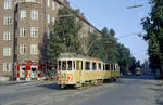 København / Kopenhagen Københavns Sporveje SL 2 (E-Zug; Tw 522 + Bw 15**) København S, Amagerbrogade / Ulrik Birchs Allé am 22. September 1969. - Das Lebensmittelgeschäft an der Ecke wirbt für u.a.  Kaffe & Rich's ;  Rich's  war ein Kaffeeersatz aus vermahltem Roggen und Zichorie, ein Erzeugnis aus dem Jahre 1834, das während des Zweiten Weltkrieges wegen der  Lebensmittelknappheit beliebt war oder vielleicht eher notwendig wurde. Aber noch viele Jahre nach dem Ende der Knappheit wurde der Kaffeeersatz von vielen Familien verwendet; man mischte den echten Kaffee und den Kaffeeersatz, damit man an den teuren Kaffeebohnen sparen konnte. - Scan eines Farbnegativs. Film: Kodak Kodacolor X. 