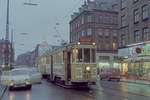 København / Kopenhagen Københavns Sporveje (KS) SL 16 (Tw 567 + Bw 15**) København N, Nørrebro, Nørrebrogade / Bragesgade am 23. April 1970. - Im Aufnahmemoment hielt der Zug still. Kurz danach fuhr der Zug rückwärts in den Straßenbahnbetriebsbahnhof Nørrebro. - Das Straßenbild sieht heute ganz anders aus. Nicht nur die Straßenbahn ist jetzt verschwunden, auch die Geschäfte und  - natürlich - die damaligen Automodelle sind weg. 