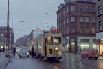 København / Kopenhagen Københavns Sporveje (KS) SL 5 (Tw 558 + Bw 15**) København N, Nørrebro, Nørrebrogade / Bragesgade am 23. April 1970. - Damit die Drehgestellwagengarnitur in den Betriebsbahnhof Nørrebro rückwärts fahren konnte, musste das Personal die Stromabnehmerstange wenden. Das war normalerweise die Aufgabe des Triebwagenschaffners.