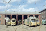 København / Kopenhagen Københavns Sporveje Nørrebro Remise (: Straßenbahnbetriebsbahnhof Nørrebro): Am 24. April 1970 standen die Drehgestelltriebwagen 595, 553, 514 und 518, der DÜWAG/Kiepe-GT6 889 und der Reinigungswagen R3 in / vor / neben der einen Wagenhalle. - Scan eines Farbnegativs. Film: Kodak Kodacolor X. 