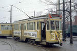 København / Kopenhagen Københavns Sporveje SL 16 (Tw 567 + Bw 15**) København NV, Emdrup, Frederiksborgvej / Emdrupvej (Endstation Emdrupvej) am 25. April 1970. - Den letzten Drehgestellwagen auf der Linie 16 von der Endstation Emdrupvej zum Straßenbahnbetriebsbahnhof Nørrebro hatte man ein bisschen geschmückt. - Scan eines Farbnegativs. Film: Kodak Kodacolor X.