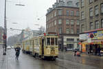 København / Kopenhagen Københavns Sporveje SL 16 (Tw 567 + Bw 15**) København N, Nørrebro, Nørrebrogade / Bragesgade am 25. April 1970. - Die letzte Drehgestellwagengarnitur auf der Linie 16 hat sein Endziel, den Straßenbahnbetriebsbahnhof Nørrebro, erreicht. Aber bevor der Zug in den Betriebsbahnhof rückwärts einrücken konnte, musste der Schaffner die Stromabnehmerstange wenden. - Scan eines Farbnegativs. Film: Kodak Kodacolor X.