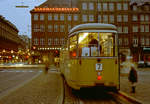 København / Kopenhagen Københavns Sporveje SL 7 (DÜWAG/Kiepe-GT6 891) København K, Centrum, Kongens Nytorv am 19. Dezember 1970. - Scan eines Farbnegativs. Film: Kodak Kodacolor X.