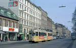 København / Kopenhagen Københavns Sporveje SL 7 (DÜWAG/Kiepe-GT6 857) København N, Nørrebro, Nørrebrogade / Sjællandsgade am 10. April 1971. - Die Hausgiebel wurden damals zu Werbezwecken verwendet. Links oben eine Reklame für Erzeugnisse der dänischen Brauerei Faxe, die zu der Zeit eine Serie von Limonaden unter der gemeinsamen Bezeichnung  Koral  (: Koralle) produzierte, um auf das örtliche Korallenwasser zu verweisen, das man in der Produktion benutzte. - Scan eines Farbnegativs. Film: Kodak Kodacolor X.