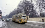 København / Kopenhagen Københavns Sporveje (KS) SL 5 (DÜWAG/Kiepe-GT6 885) København N, Nørrebro, Nørrebrogade / Sjællandsgade / Assistens Kirkegård am 30. Januar 1972. - Von den 100 (mit den Nummern 801 - 900) an die KS gelieferten formschönen DÜWAG/Kiepe-GT6 wurden 31, und zwar die GT6 851 - 852, 858 - 862 und 877 - 900, in der Hauptwerkstätte der KS fertig gebaut. Die Lieferung dieser Serie begann 1960 und endete im Frühling 1968. - Im dicht besiedelten Stadtteil Nørrebro kann man den Friedhof  Assistens Kirkegård  (rechts im Bild) für eine Lunge halten. In diesem Friedhof, der auch als Park benutzt wird, gibt es Grabstätten einiger bekannter Personen, u.a. des dänischen Märchendichters Hans Christian Andersen, des Philosophen Søren Kierkegaard, des Sprachforschers Rasmus Rask und des dänischen Seehelden Jens Juel. - Scan eines Farbnegativs. Film: Kodak Kodacolor X. Kamera: Kodak Retina Automatic II.