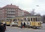 København / Kopenhagen Københavns Sporveje (KS) SL 5 (Drehgestelltriebwagen 608) Brønshøj, Frederikssundsvej / Brønshøj Torv / Brønshøj Kirkevej am 4. April 1972. - Der Triebwagen 608 wurde als der letzte der Serie 501 - 618 im Jahre 1941 von der Hauptwerkstätte der KS hergestellt und geliefert. Der Tw befindet sich heute in der Sammlung des Sporvejsmuseum Skjoldenæshom (: des Dänischen Straßenbahnmuseums). - Scan eines Farbnegativs. Film: Kodak Kodacolor X. Kamera: Kodak Retina Automatic II.