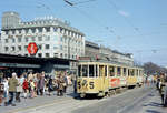 København / Kopenhagen Københavns Sporveje (KS) SL 5 (Tw 575 + Bw 15**) København K, Zentrum, Nørre Voldgade / DSB-Bahnhof Nørreport am 22. April 1972. - Mit Ausnahme der S-Bahnlinie F bedienten / bedienen alle Kopenhagener S-Bahnlinien den Bahnhof Nørreport. Wie damals halten auch heute die Züge der Kystbanen, die damals zwischen København H (: Kopenhagen Hbf), aber jetzt zwischen Schweden / Københavns Lufthavn (: Flughafen) und Helsingør fahren, im Bahnhof. Darüber hinaus bedienen einige Regionalzüge - und die Minimetrolinien M1 und M2 - diesen Bahnhof. - Scan eines Farbnegativs. Film: Kodak Kodacolor X. Kamera: Kodak Retina Automatic II.