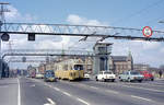 København / Kopenhagen Københavns Sporveje SL 5 (DÜWAG/Kiepe-GT6 889) Langebro am 22. April 1972. - Die Langebro (: Lange Brücke) verbindet den Teil von Kopenhagen, der auf der Insel Sjælland (: Seeland) liegt, mit dem Teil, der sich auf der Insel Amager befindet. - Damals war der Kopenhagener Hafen noch ein sehr aktiver Verkehrshafen mit sowohl Fährschiffen nach Bornholm, Schweden und Norwegen als vielen Frachtschiffen - nur im Kopenhagener Nordhafen gibt es heute noch etwas Verkehr, und zwar die DFDS-Fährschiffverbindung nach Oslo und einen gewissen Frachtschiffsverkehr. - Scan eines Farbnegativs. Film: Kodak Kodacolor X. Kamera: Kodak Retina Automatic II.