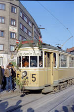 København / Kopenhagen Københavns Sporveje (KS) SL 5 Brønshøj, Frederikssundsvej / Brønshøj Kirkevej / Brønshøj Torv am 22. April 1972. - Am letzten Betriebstag der SL 5 hat die letzte Altwagengarnitur bestehend aus dem Drehgestelltriebwagen 567 (KS-HW 1937) und einem Bw der Serie 1501 - 1583) die Endhaltestelle (Ausstieg) am Brønshøj Torv erreicht. - Scan eines Farbnegativs. Film: Kodak Kodacolor X. Kamera: Kodak Retina Automatic II.